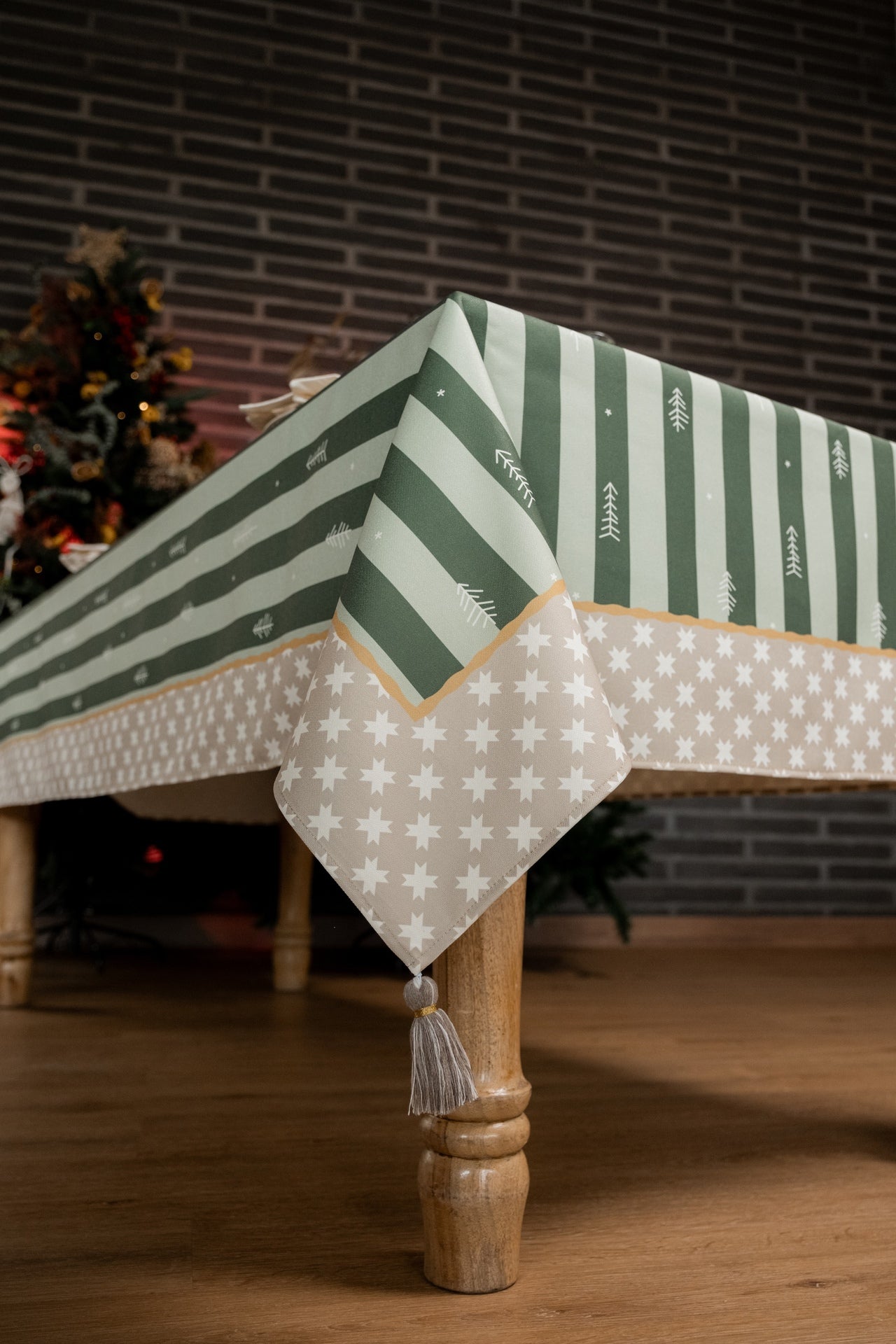 Mantel Rocking around the xmas tree