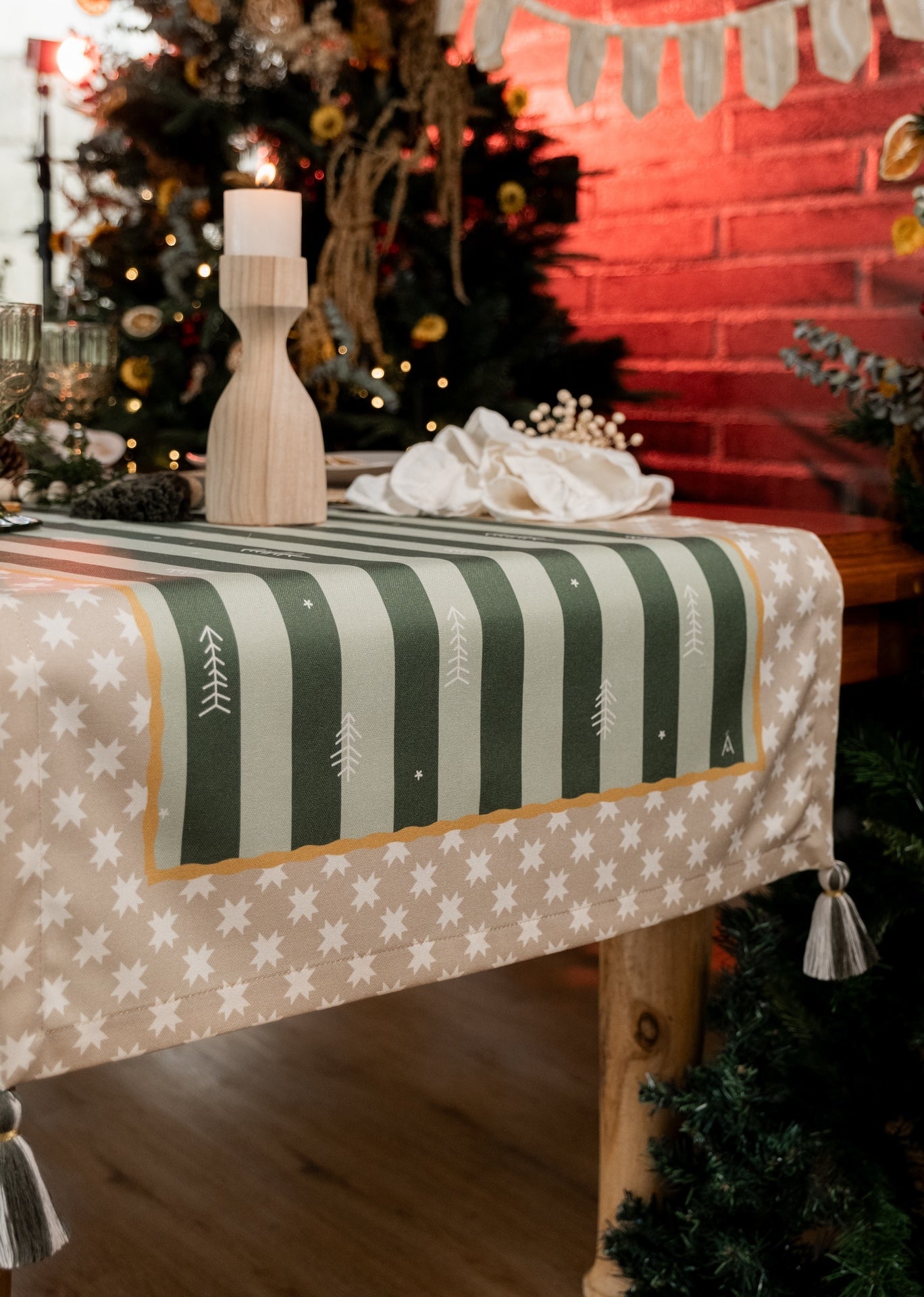 Camino de Mesa Rockin around the xmas tree