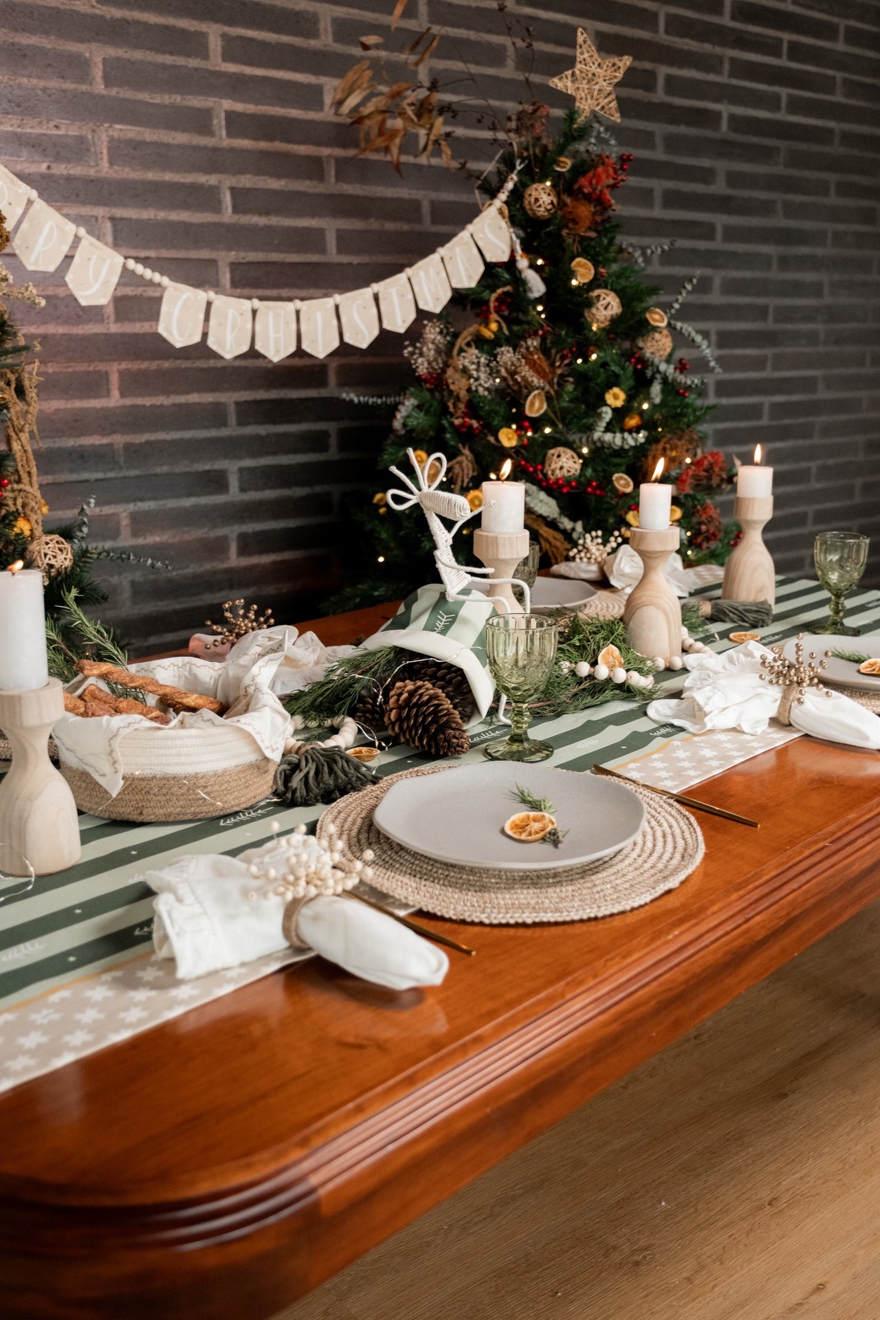 Camino de Mesa Rockin around the xmas tree